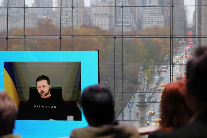 Zelenski med nedavnim video nastopom na prireditvi New York Times DealBook Summit v newyorškem Lincolnovem centru. Foto Michael M. Santiago Getty Images Via Afp
