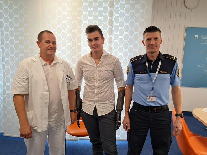 Da naj se ljudje vzdržijo uporabe petard in drugih pirotehničnih izdelkov so opozorili (z leve) kirurg Splošne bolnišnice Celje Andrej Strahovnik, 20-letni Martin Bučar, ki je zaradi petarde ostal brez obeh rok in ima danes protezi, ter inšpektor Policijske uprave Celje Boštjan Kavc. FOTO: Špela Kuralt/Delo
