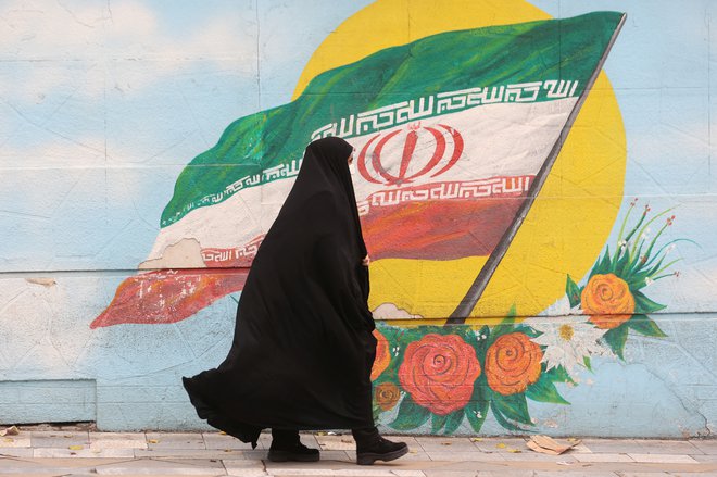 Ženska na ulicah Teherana. Foto Wana News Agency Via Reuters
