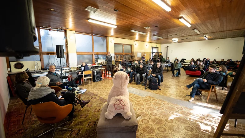 Fotografija: V Placu so včeraj spomnili, da jim je z lastnim delom in financami uspelo v zapuščenem in degradiranem javnem objektu zgraditi skupnostni prostor, ki deluje neprofitno, je odprt javnosti in deluje v javnem interesu. FOTO: Črt Piksi