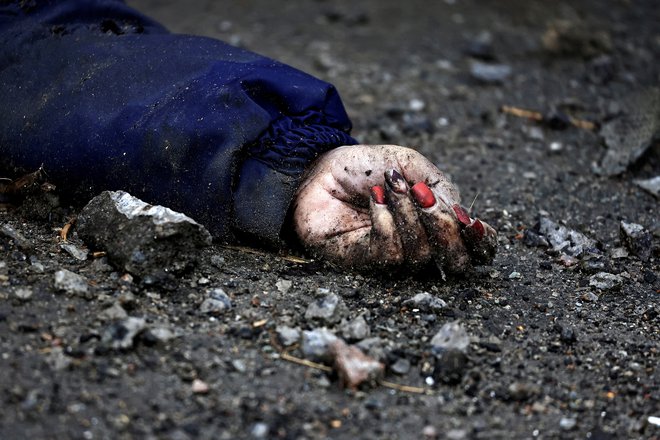 Irino Filkino so po poročilih prebivalcev Buče ubili ruski vojaki. Foto Zohra Bensemra/Reuters
