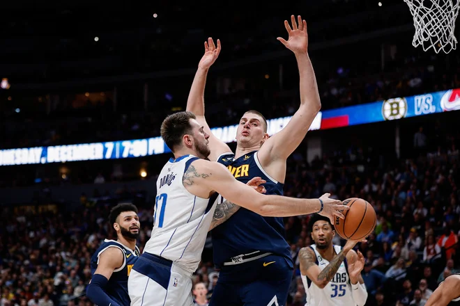 Luka Dončić in Nikola Jokić sta velika tekmeca, a tudi odlična prijatelja. FOTO: Isaiah J. Downing/USA Today Sports
