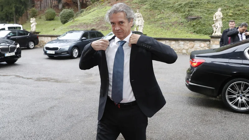 Fotografija: Robert Golob je postrojil svoje vrste in iz njih po Marti Kos odslovil še Tatjano Bobnar. Gen-i, od koder ga je izstrelilo v politiko, je vodil, milo rečeno, odločno in ob visoki stopnji fluktuacije zaposlenih. Svojemu stilu se očitno ni odrekel. FOTO: Leon Vidic/Delo