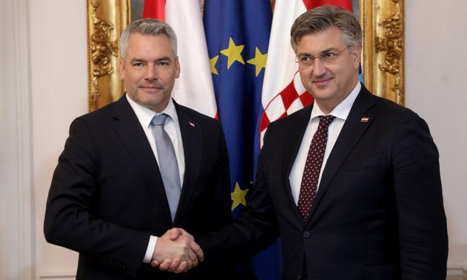 Avstrijski kancler Karl Nehammer (levo) je hrvaškemu premierju Andreju Plenkoviću obljubil, da »avstrijskega veta na januarski vstop Hrvaške v schengenski prostor, ne bo.« FOTO: Daman Tadić/ Cropix
