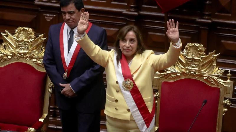 Fotografija: Dina Boluarte prisegla kot nova predsednica Peruja. FOTO: Sebastian Castaneda/Reuters