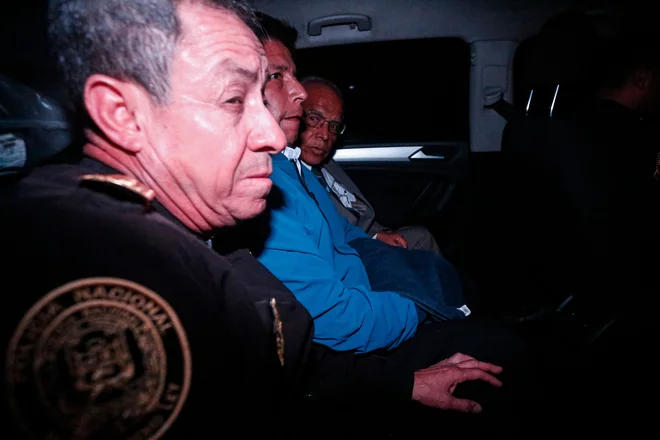 Pedro Castillo v policijskem spremstvu. FOTO: Renato Pajuelo/Afp
