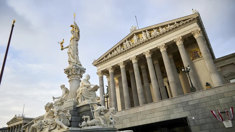 Fotografija: Avstrijski parlament je ena od številnih znamenitih stavb, zgrajenih vzdolž avenije Ringstrasse, ki kot prstan obdaja zgodovinsko središče Dunaja.
FOTO: Parlamentsdirektion/Thomas Topf