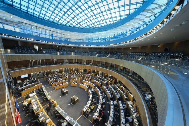 Poskusna seja v prenovljeni dvorani državnega zbora

FOTO: Parlamentsdirektion/Ulrike Wieser
