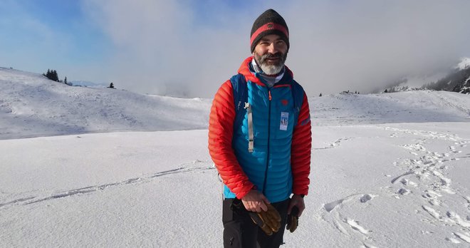 Pred dnevi je o varnosti v gorah govoril tudi na Veliki Planini, kjer imajo kamniški gorski reševalci največ dela. FOTO: Simona Bandur
