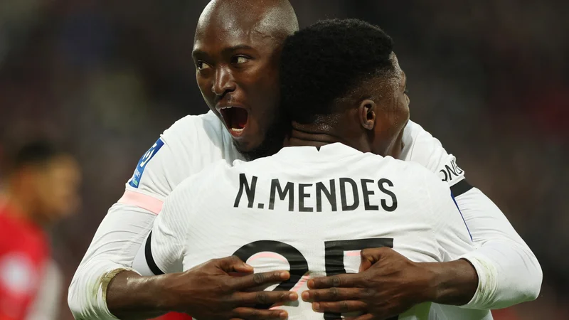 Fotografija: Portugalska reprezentanta Danilo Pereira in Nuno Mendes sta izgubila bitko s poškodbo in sta že zapustila Katar ter se vrnila v Pariz, kjer bosta pri Paris St. Germainu nadaljevala okrevanje. FOTO: Pascal Rossignol/Reuters