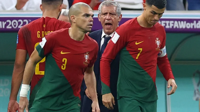 Fotografija: Portugalski selektor Fernando Santos (v sredini) mora biti ne le trener, povezovalec, temveč tudi močna osebnost, da lahko vodi igralce kova, kot sta Cristiano Ronaldo (desno) in Pepe, sicer najstaerjša igralca v reprezentanci. FOTO: Hannah Mckay/Reuters