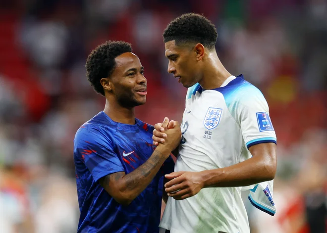 Raheem Sterling in Jude Bellingham po zmagi na zadnji tekmi skupinskega dela proti Walesu in uvrstitvi v osmino finala. FOTO:&nbsp;Paul Childs/Reuters
