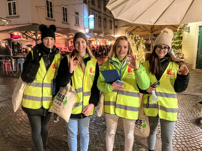 Dekleta iz Zavoda Varna pot so mimoidočim ponudile brezplačni alkotest. Foto Jaroslav Jankovič
