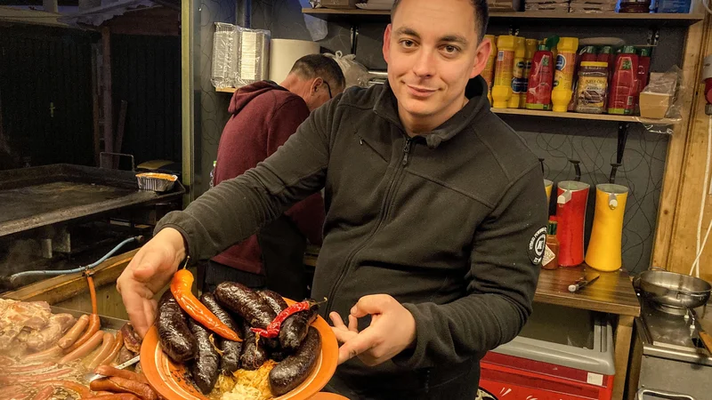 Fotografija: Dejan iz ribniške gostilne Pr' Cenetu ponuja tudi krvavice z zeljem.