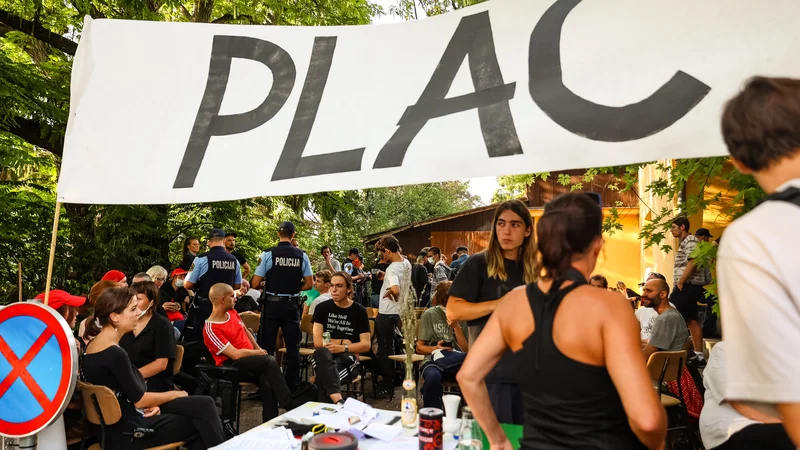 Fotografija: Zanemarjeni objekt na Linhartovi ulici, ki je namenjen rušenju, so skvoterji očistili in uredili, za kar so prejeli tožbe. FOTO: Črt Piksi