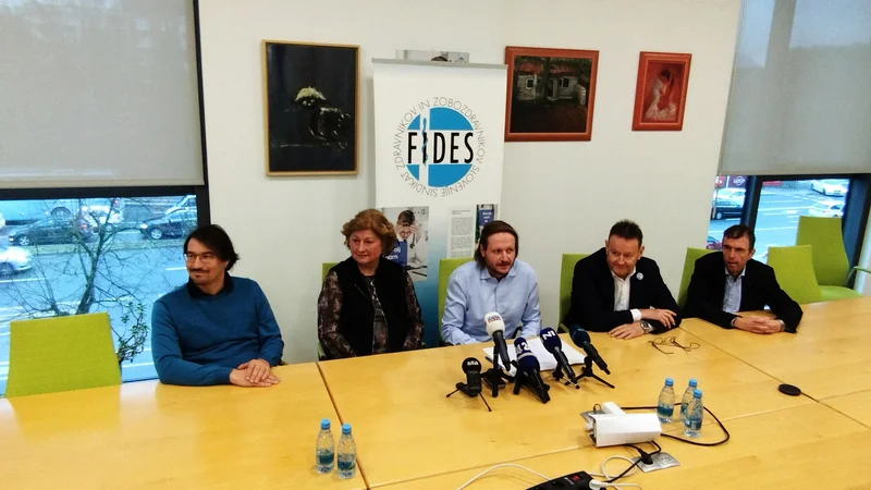 Fotografija: Zdravniki zaostrujejo dialog z vlado. Za januar so napovedali stavko. Na fotografiji (od leve): Igor Muževič iz Praktikuma, Mirjana Petrovič iz Sindikata zobozdravnikov ter Gregor Zemljič, Damjan Polh in Bojan Popovič iz Fidesa. FOTO: Brigite Ferlič Žgajnar/DELO