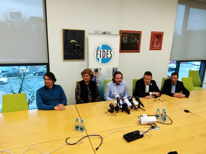 Zdravniki zaostrujejo dialog z vlado. Za januar so napovedali stavko. Na fotografiji (od leve): Igor Muževič iz Praktikuma, Mirjana Petrovič iz Sindikata zobozdravnikov ter Gregor Zemljič, Damjan Polh in Bojan Popovič iz Fidesa. FOTO: Brigite Ferlič Žgajnar/DELO