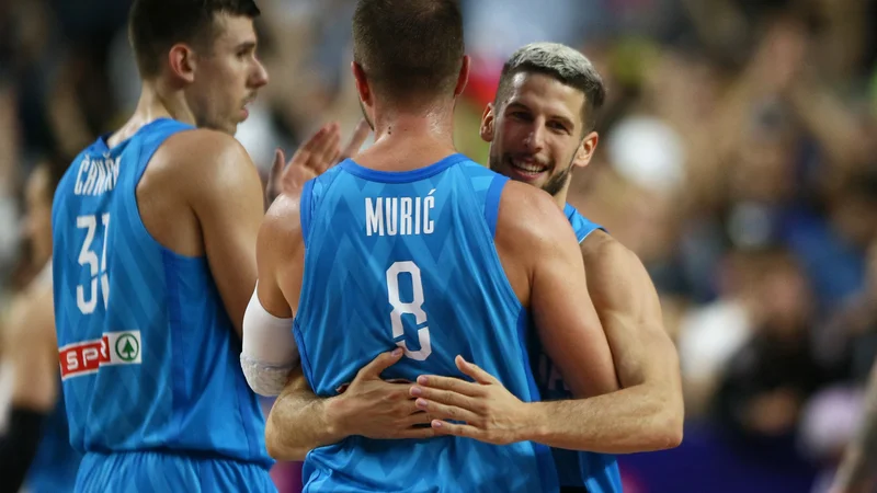Fotografija: Aleksej Nikolic in Edo Murić med slavjem po zmagi nad Francijo v skupinskem delu letošnjega evropskega prvenstva. FOTO: Thilo Schmuelgen/Reuters