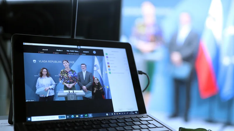 Fotografija: Predsednik vlade Robert Golob pred javnost še ni stopil, so pa z njegovega kabineta poslali novo poročilo policije, ki po njihovo potrjuje, da ni bilo političnih pritiskov na delo policije. Podpisal ga je Lindavov namestnik. FOTO: Blaž Samec/Delo