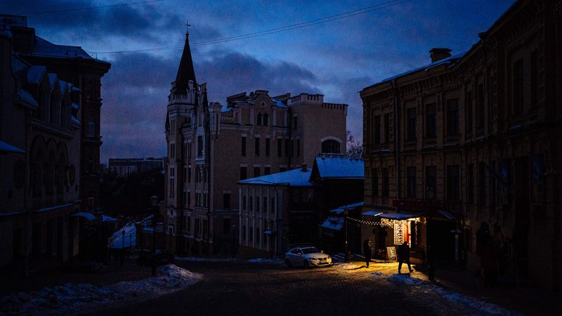 Fotografija: Temne ulice v središču Kijeva so nazoren prikaz obsega škode, ki so jo povzročili ruski napadi na ukrajinsko energetsko infrastrukturo. Foto Dimitar Dilkoff/AFP
