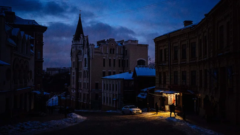 Fotografija: Temne ulice v središču Kijeva so nazoren prikaz obsega škode, ki so jo povzročili ruski napadi na ukrajinsko energetsko infrastrukturo. Foto Dimitar Dilkoff/AFP