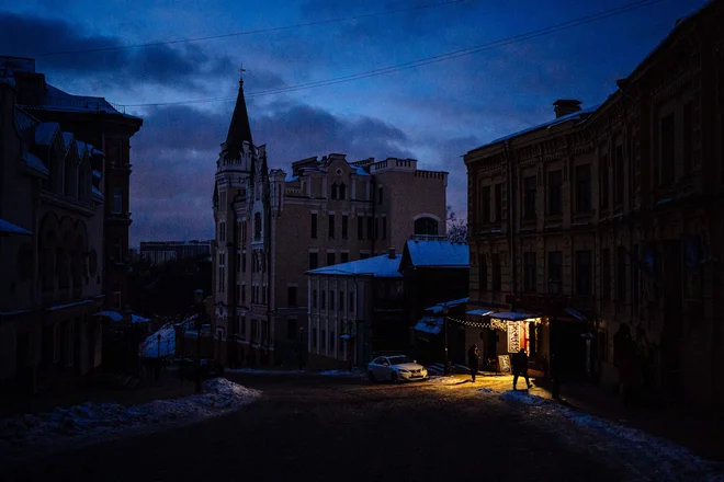 Temne ulice v središču Kijeva so nazoren prikaz obsega škode, ki so jo povzročili ruski napadi na ukrajinsko energetsko infrastrukturo. Foto Dimitar Dilkoff/AFP
