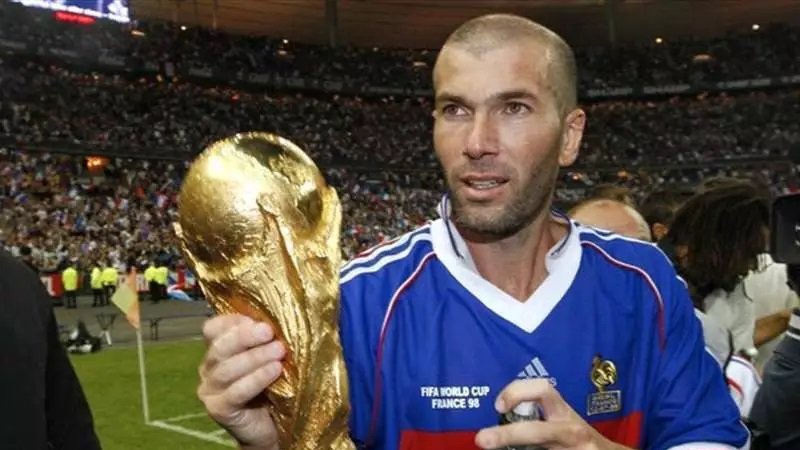 Fotografija: Zinedine Zidane je leta 1998 proslavil naslov svetovnega prvaka na francoskih tleh. FOTO: Reuters
