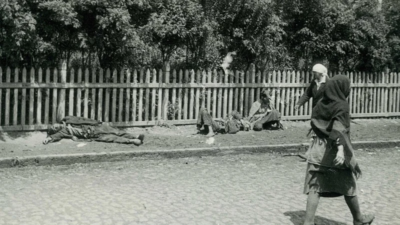 Fotografija: Gladomor je dobil takšne razsežnosti, da so ljudje od lakote umirali dobesedno na ulicah. Na fotografiji je prizor iz Harkova leta 1933. FOTO: Harvard University Press