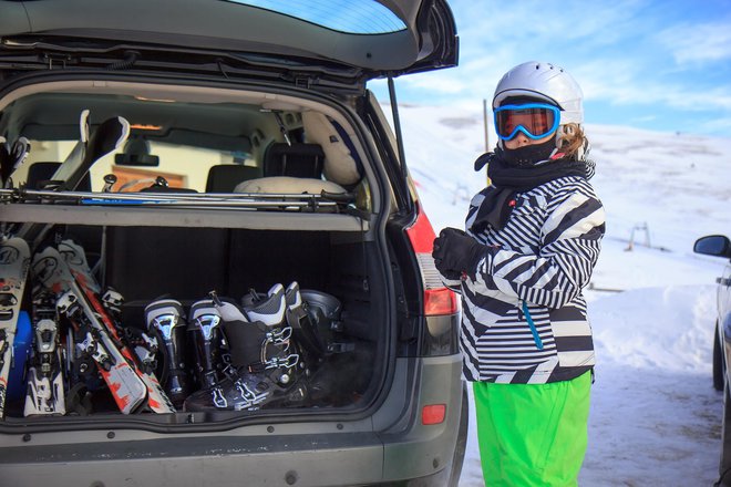 Ko se družina odpravi na zimske dogodivščine, je prtljažnik morda nepričakovano hitro poln.

FOTO: Shutterstock
