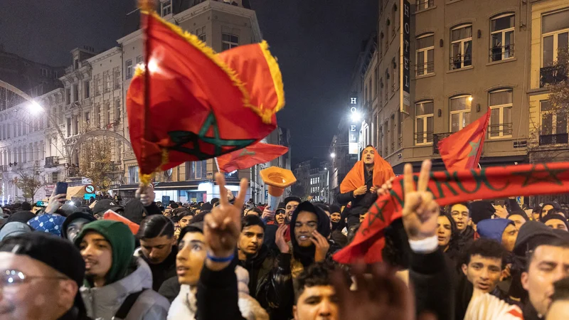 Fotografija: Po uvrstitvi Maroka v četrtfinale SP so ulice Bruslja preplavili navdušeni navijači. Foto James Arthur Gekiere/AFP