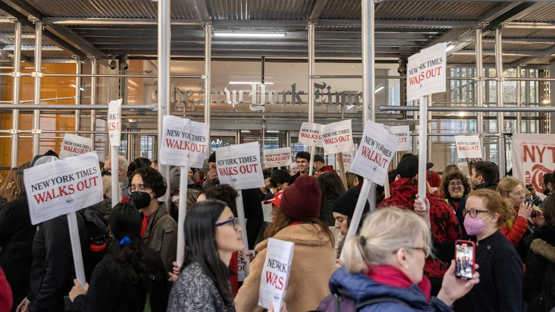Fotografija: Podpora stavkajočim pri New York Timesu. FOTO: Jeenah Moon/Reuters