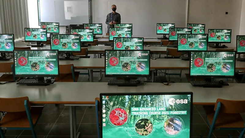 Fotografija: V izobraževanju in znanosti bo po novem težje (in dražje) ilustrirati učno snov. FOTO: Blaž Samec