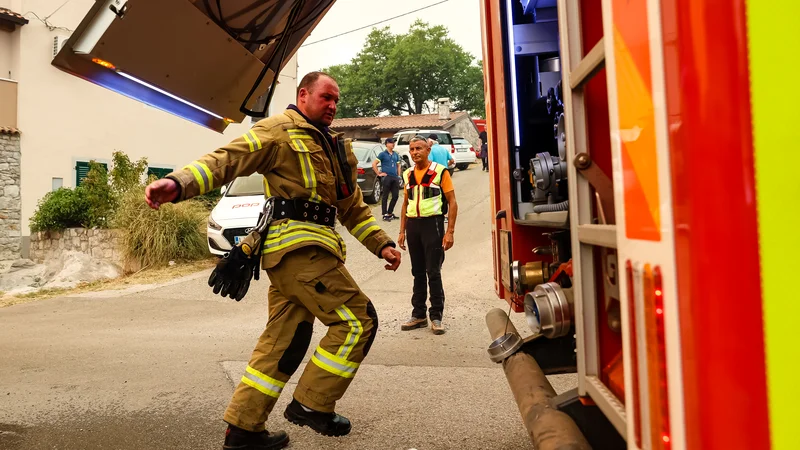 Fotografija: V najobsežnejši in najzahtevnejši intervenciji se je letošnjega julija na Krasu z ognjem borilo več kot 20.000 ljudi. FOTO: Črt Piksi/Delo