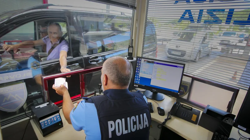 Mnogi si obetajo, da bodo taki prizori s slovensko-hrvaške meje postali del zgodovine. FOTO: Jože Suhadolnik/Delo