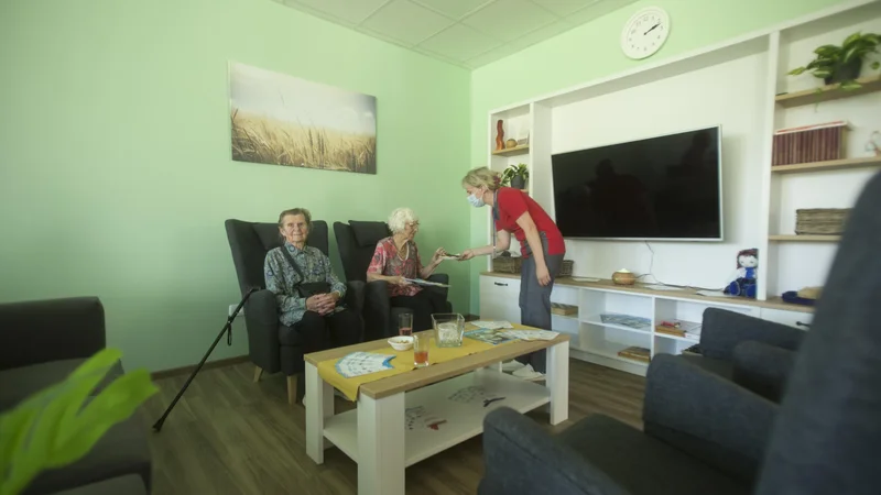Fotografija: Oskrba v domačem bivalnem okolju in čim poznejše institucionalno varstvo sta tako v interesu starejših kot v javnem interesu. FOTO: Jure Eržen