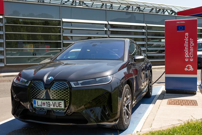 Polnjenje električnega avtomobila. FOTO: Petrol&nbsp;
