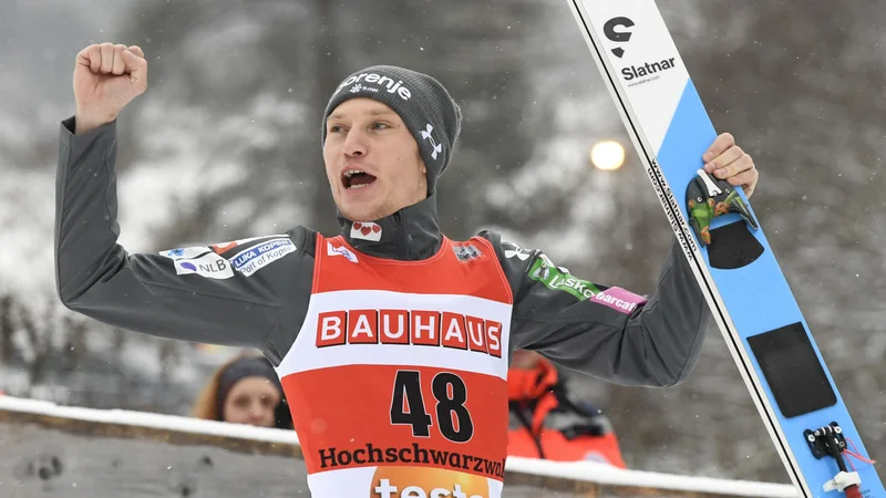 Fotografija: Anže Lanišek se je takole veselil zmage v Titisee-Neustadtu. FOTO: Thomas Kienzle/AFP
