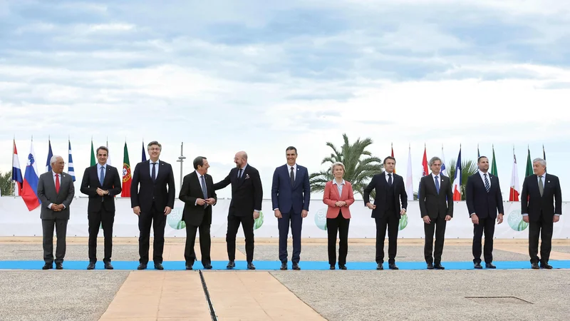 Fotografija: Portugalski premier António Costa, grški premier Kiriakos Micotakis, hrvaški premier Andrej Plenković, ciprski predsednik Nikos Anastasiades, predsednik evropskega sveta Charles Michel, španski premier Pedro Sánchez, predsednica evropske komisije Ursula von der Leyen, francoski predsednik Emmanuel Macron, slovenski premier Robert Golob, malteški premier Robert Abela in italijanski zunanji minister Antonio Tajani na vrhu v Alicanteju. FOTO: Jose Jordan/Afp
