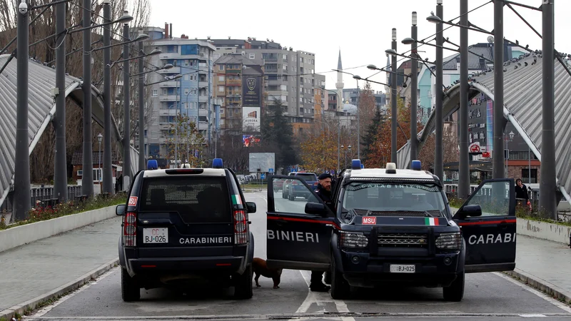 Fotografija: Most prek reke Ibar, ki Kosovsko Mitrovico deli na južni albanski in severni srbski del, že leta varujejo mednarodne varnostne sile. Zadnje čase zgolj straža na mostu ni več dovolj. Foto Ognen Teofilovski/Reuters