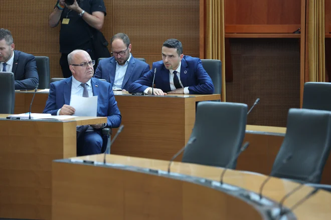 O celoviti davčni prenovi, ki jo vlada napoveduje, se lahko začnemo skupaj pogovarjati takoj po novem letu in pri tem ponujamo roko, je včeraj dejal poslanec NSi Jožef Horvat. FOTO: Črt Piksi/Delo
