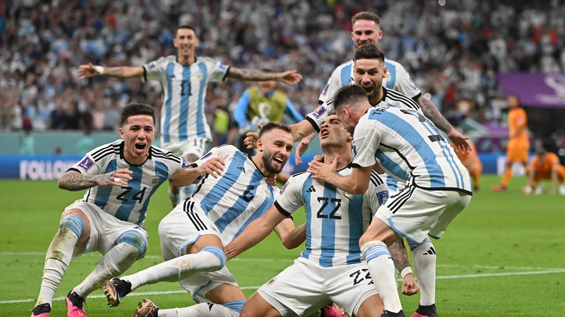 Fotografija: Argentinski nogometaši so obkolili strelca odločilne 11-metrovke Lautara Martineza. FOTO: Alberto Pizzoli/AFP