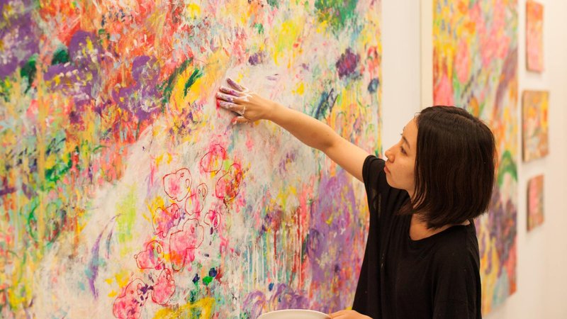 Fotografija: Japonska slikarka Ayako Rokkaku je po zaslužku prva na lestvici umet­nikov mlajše generacije, v zadnjih letih je prodala slik za 20 milijonov evrov. FOTO: Promocijsko gradivo
