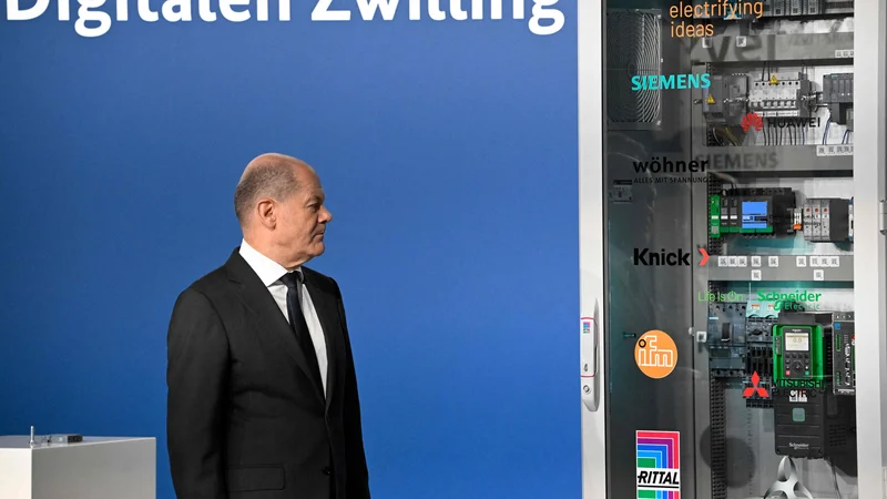 Fotografija: Kanlcer Olaf Scholz: zgodil se je epohalni preobrat. FOTO: Tobias Schwarz/AFP