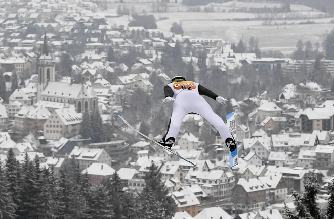Anze Lanišek v Nemčiji prevladuje tudi na tekmi mešanih ekip. FOTO: Thomas Kienzle/AFP
