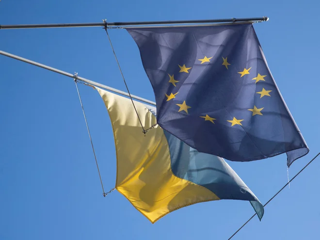 Kar je bilo sprva mišljeno kot paket pomoči Ukrajini, ki bi terjal soglasno podporo vseh 27 članic, je na koncu postal sistem posojil, za katera bodo lahko v primeru nadaljnjega nasprotovanja Madžarske jamčile posamezne države članice. FOTO: Arnd Wiegmann/Reuters