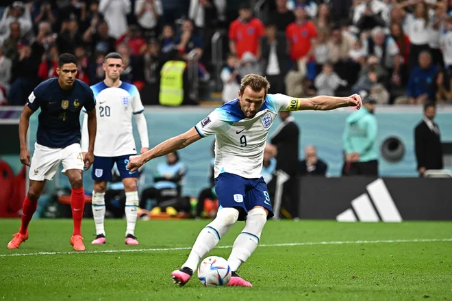 Harry Kane je francoskim branilcem povzročal veliko težav, sicer odlično tekmo pa si je pokvaril z zgrešeno enajstmetrovko. FOTO: Anne-christine Poujoulat/AFP
