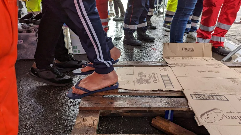 Fotografija: Migranti so se izkrcali z ladje Geo Barents, ki jo upravljajo Zdravniki brez meja. FOTO: Reuters