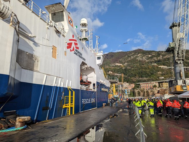 Reševalna ladja Geo Barents v pristanišču. FOTO: Reuters
