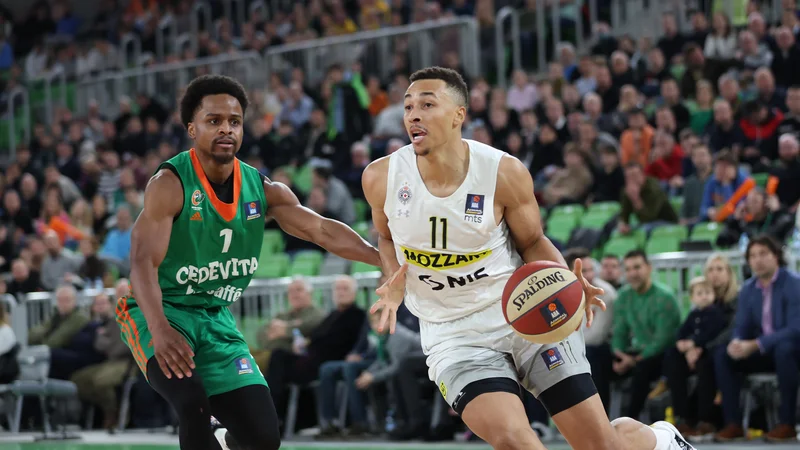 Fotografija: Yogi Ferrell (levo) in Dante Exum sta bila bila najučinkovitejša košarkarja derbija v Stožicah. FOTO: ABA
