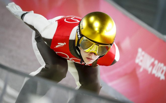 Z zlato čelado je na olimpijskih igrah v Pekingu oziroma Zhangjiakouju skočila do zlate lovorike. FOTO Matej Družnik/Delo
